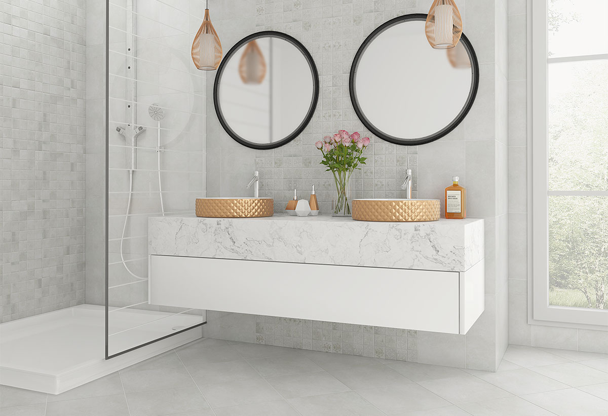 Ένα μπάνιο με νιπτήρα, ντουσιέρα και καθρέφτη.
